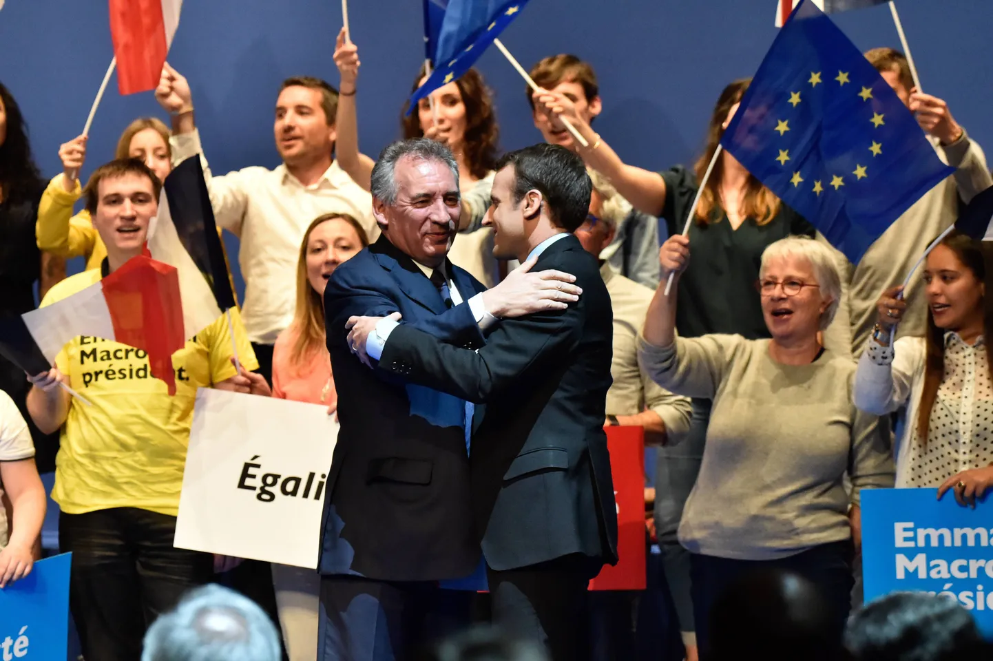 Francois Bayrou (vakakul) ja Emmanuel Macron presidendivalimiste kampaania ajal tähistamas En Marche! võidukäiku.