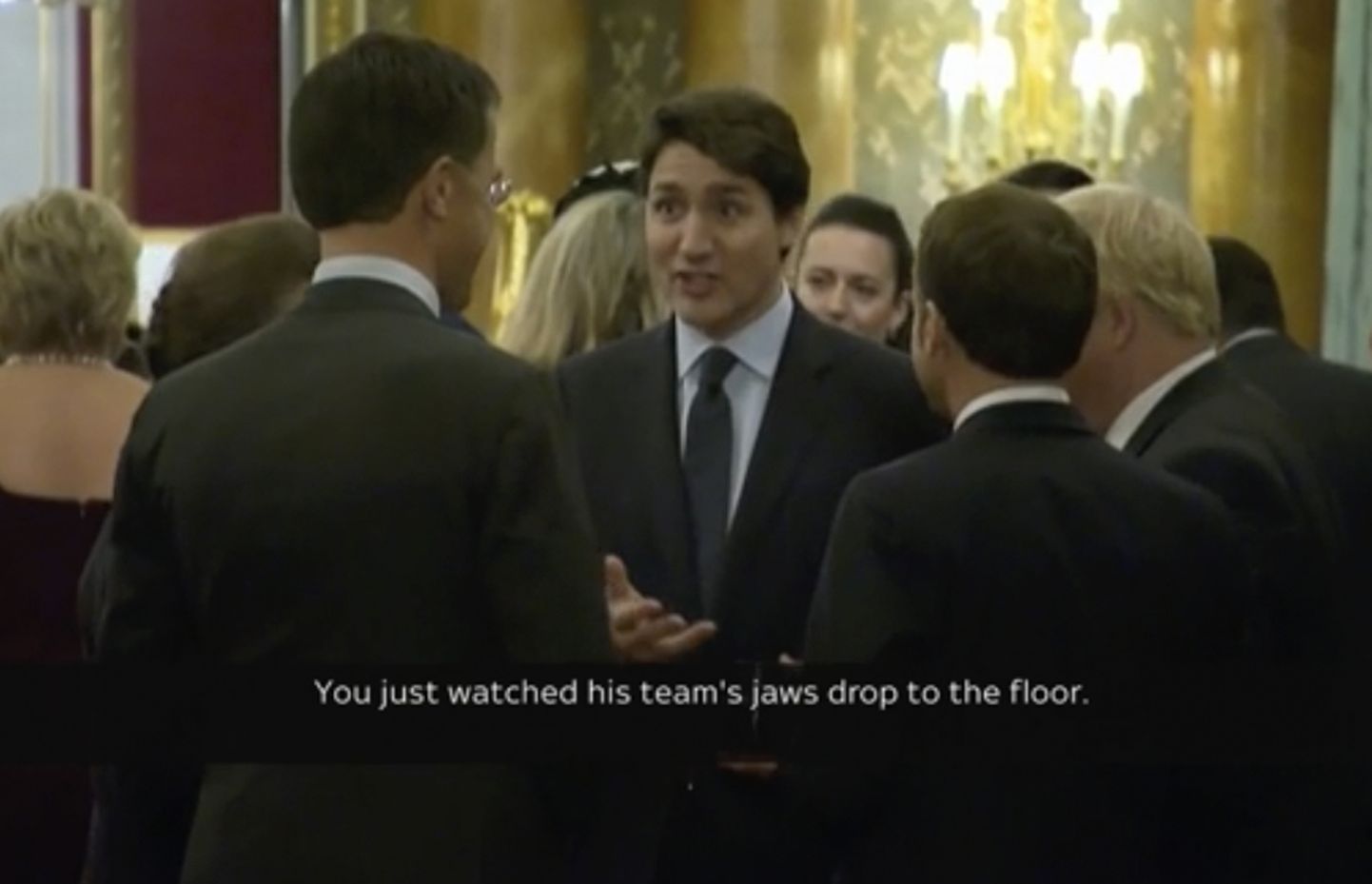 Videokaader NATO tippkohtumiselt, millel on näha Kanada peaministrit Justin Trudeau'd rääkimas. Kaadris vasakul on Jens Stoltenberg, paremal Emmanuel Macron ja Boris Johnson