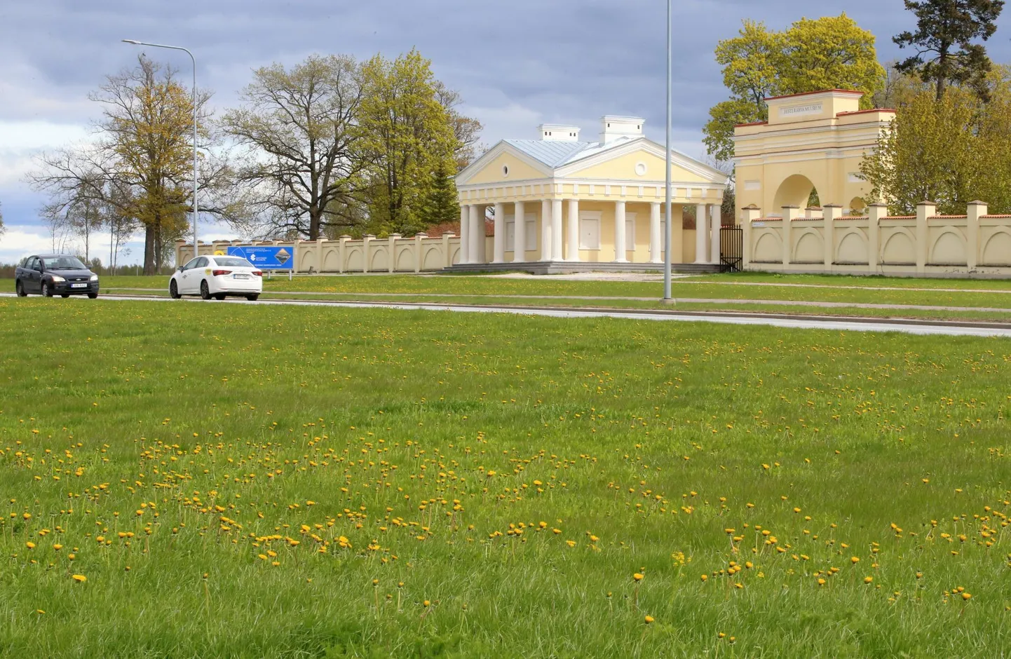 Raadi mõisa väravavahimaja näeb välja kui antiiktempel.