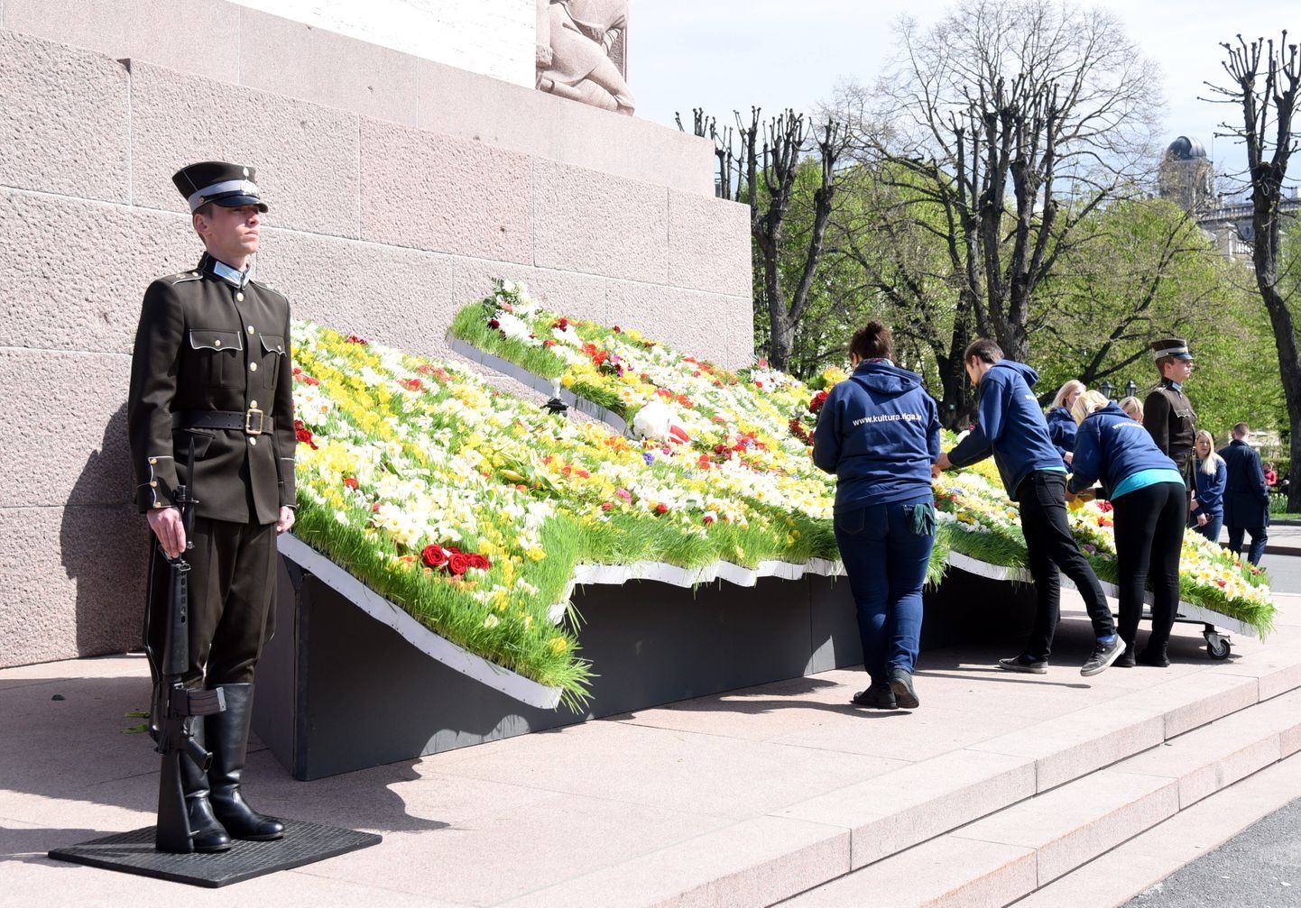 Композиция "Цветочная Латвия" у памятника Свободы