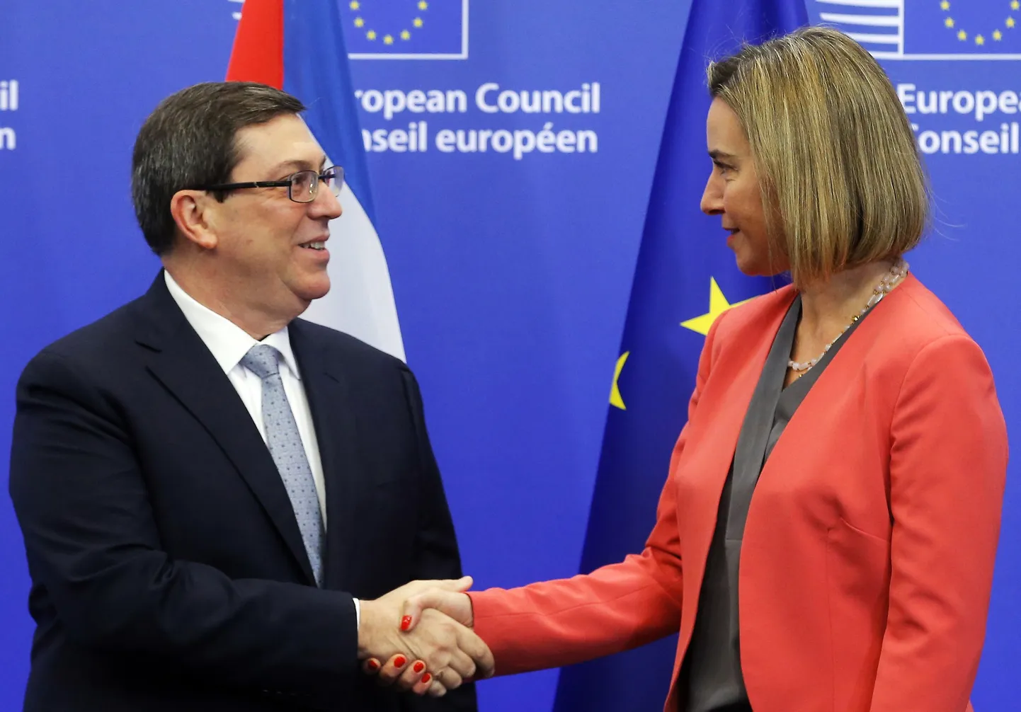Federica Mogherini (paremal) kätlemas Kuuba välisministri Bruno Rodriguez Parrillaga täna Brüsselis.