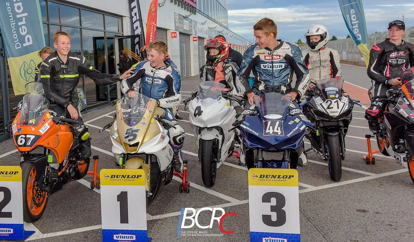 Juunioride klassi võitu jahivad pühapäeval Andre Köster (nr 67), Hugo Brent Freimann (nr 55) Fred Erik Merivälja (nr 4), Silvester Sarapik (nr 44), Tuomas Soininen (nr 21) ja Selyn Kazakova (nr 33).