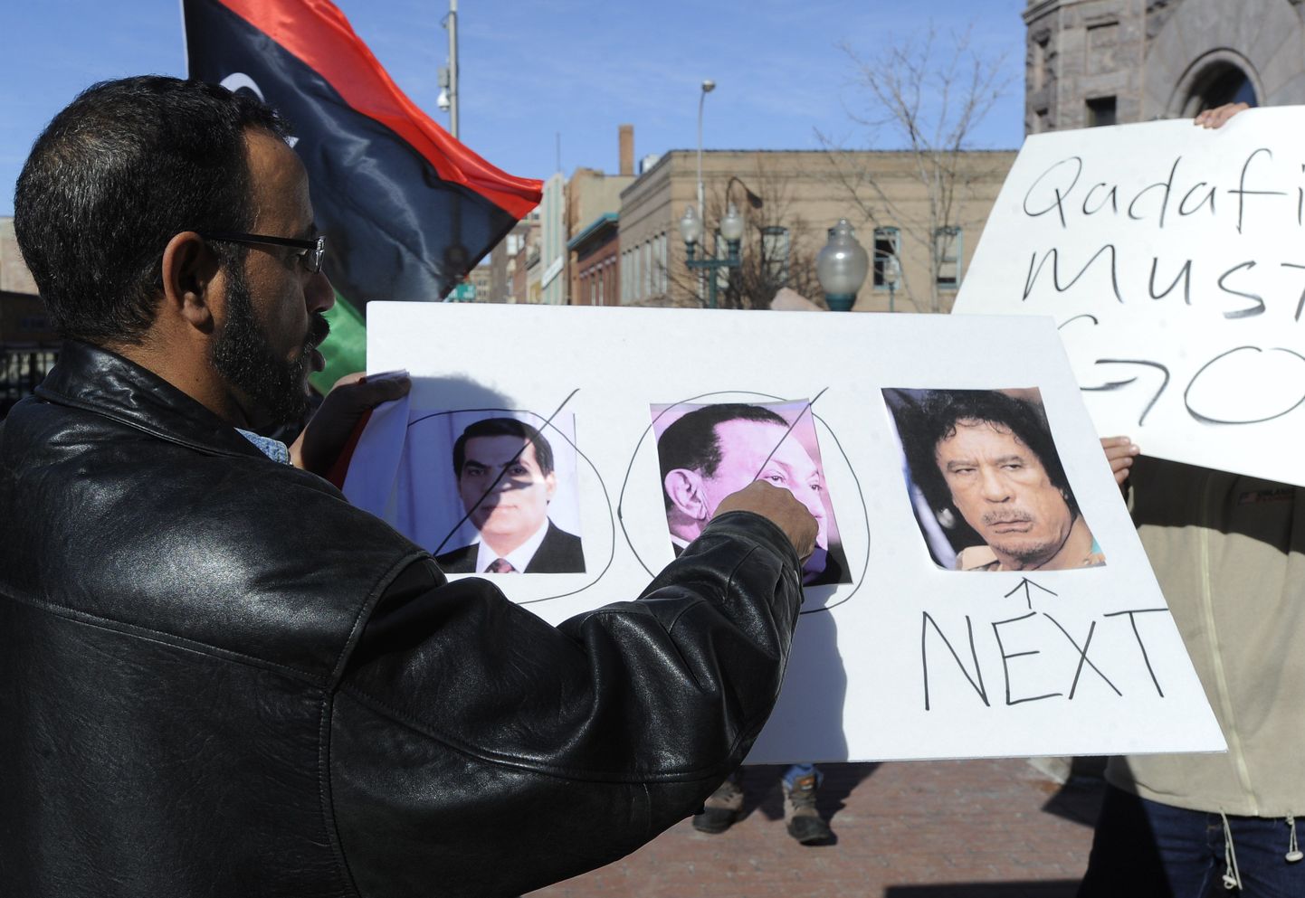 Муаммару Каддафи обещают судьбу его коллег из Туниса и Египта.