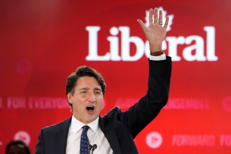 Trudeau võidukõnet pidamas.