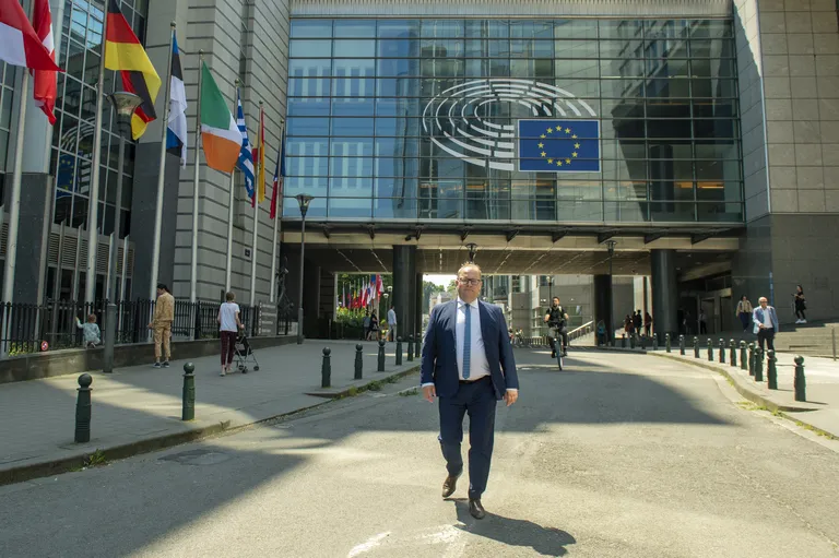 Urmas Paet Brüsselis europarlamendi majade vahel,