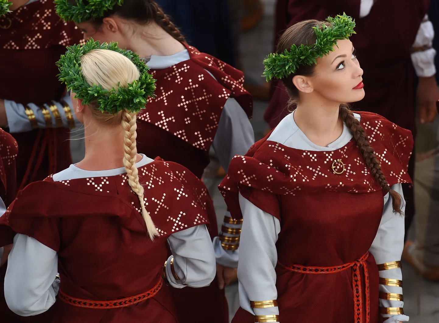 Dejotāji pirms XXVI Vispārējo latviešu Dziesmu un XVI Deju svētku deju lieluzveduma "Māras zeme" Daugavas stadionā.