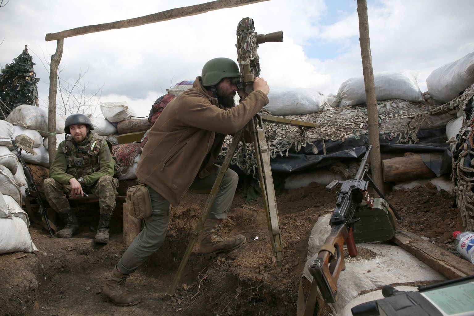 Ukraiņu karavīrs netālu no Doņeckas.