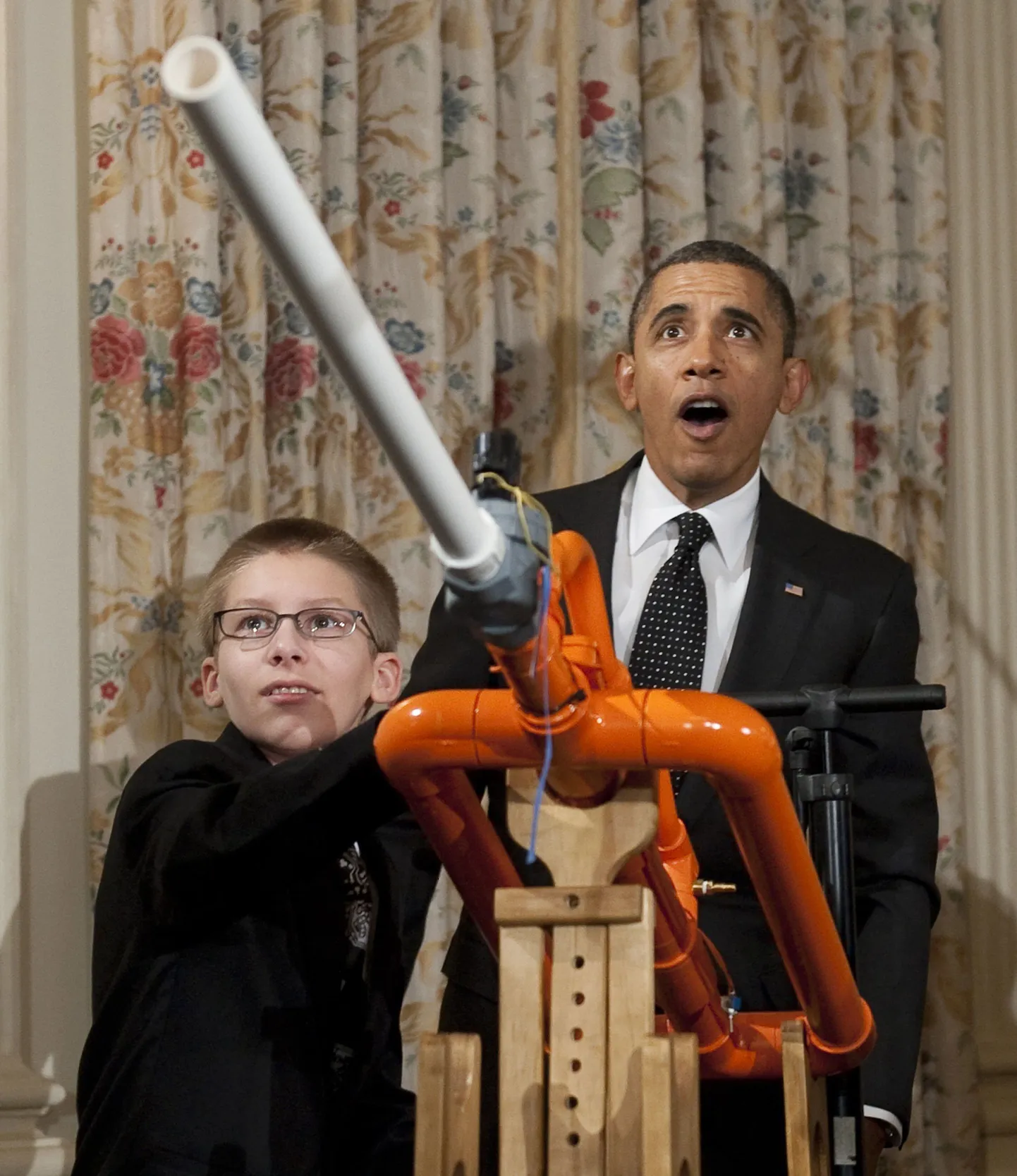 Barack Obama ja Joey Hudy proovimas vahukommikahurit