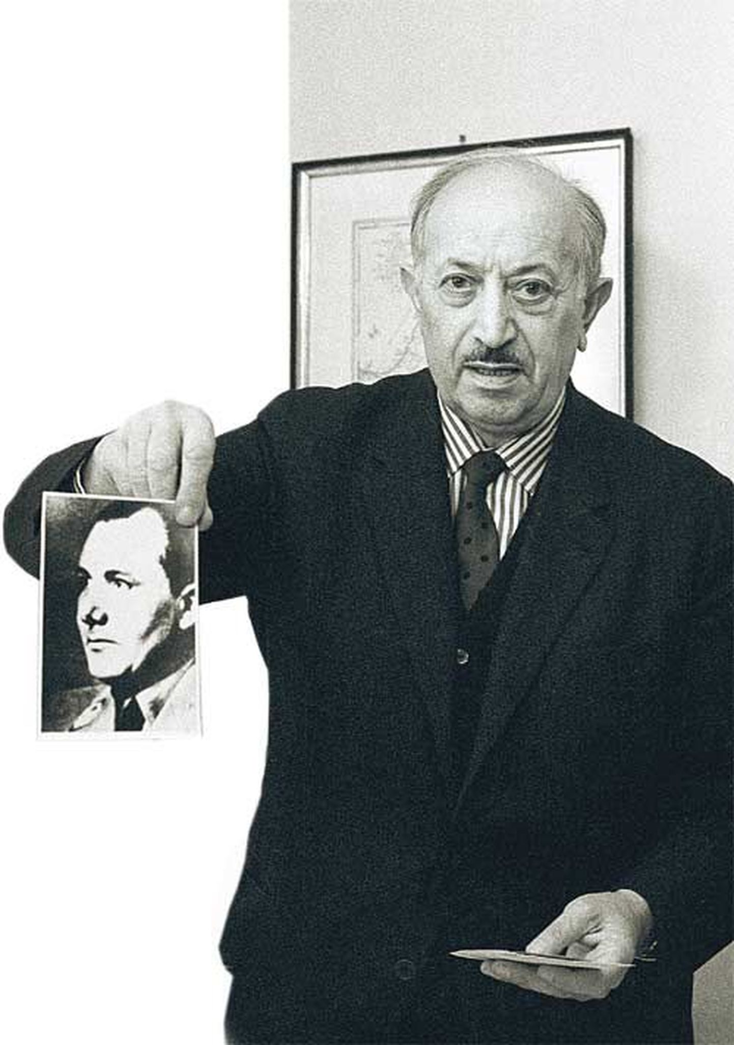 Holokausti üle elanud natsikütt Simon Wiesenthal näitab 1975. aastal oma kodus sõjakurjategija Martin Bormanni fotot. Louis Kilzer arutab oma raamatus, kas Bormann reetis Adolf Hitleri venelastele.