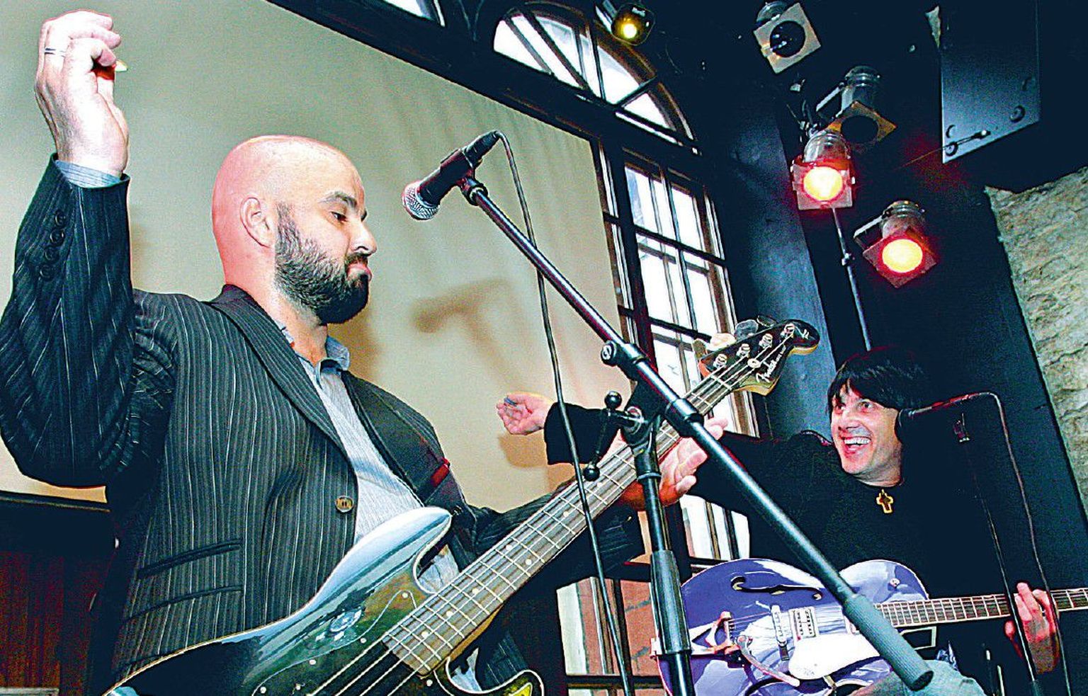 Mihkel Raud (vasakul) haaras eile oma raamatu esitlusel basskitarri, et esitada koos sõbra Hendrik 
Sal-Salleriga ühte oma lemmiklugudest.