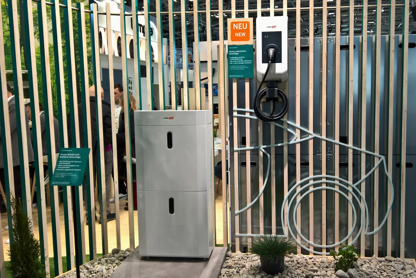 Die BAU ist werkstoffuebergreifend die weltweit groesste Fachmesse fuer Architektur, Materialien und Systeme. Sie findet alle zwei Jahre auf der Messe Muenchen statt. Das Angebot ist sortiert nach Baustoffe und umfasst den Industrie- und Objektbau ebenso wie den Wohnungsbau und den Innenausbau. Zielpublikum der BAU sind international taetige Planer, Architekten und Projektentwickler, sowie Bauhandwerker, Bauunternehmer, Baustoffhaendler und Vertreter der Immobilienwirtschaft. Foto: Messe Bau 2023, Messestand Vaillant, SolarEdge Ladestation fuer ein eAuto *** BAU is the worlds largest trade fair for architecture, materials and systems It is held every two years at the Munich Trade Fair The range of products is sorted by building materials a