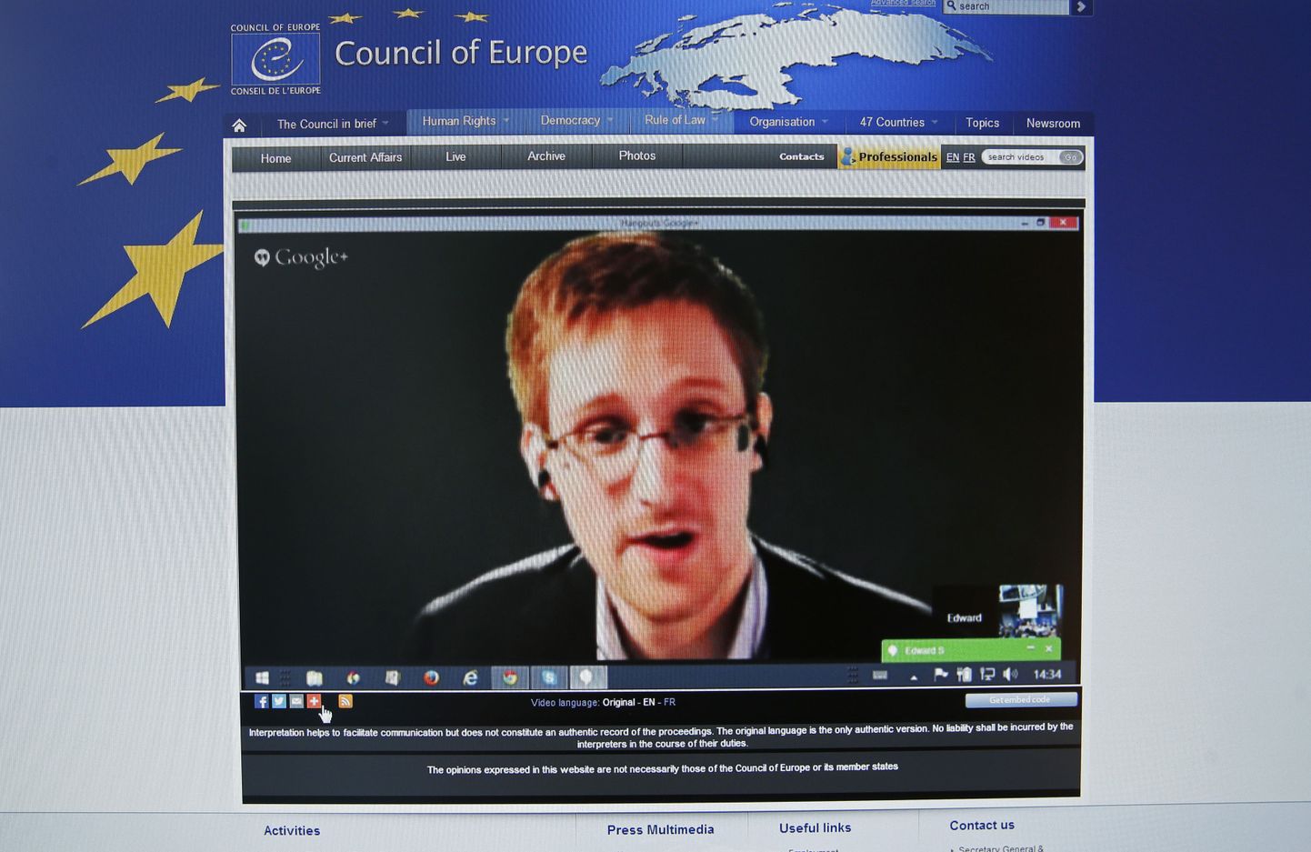 Edward Snowden videosilla vahendusel Euroopa Nõukoguga suhtlemas.