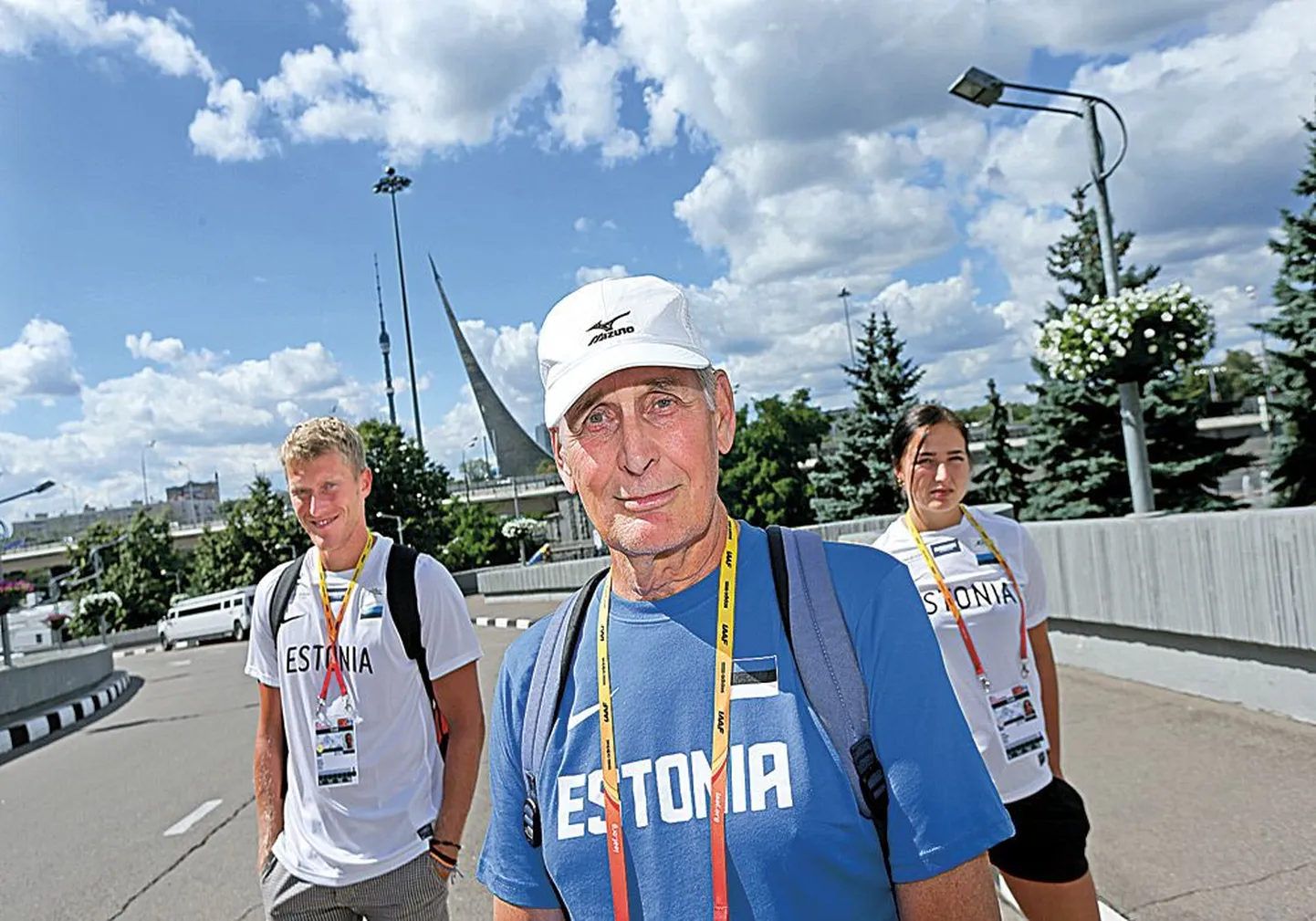 Eesti odavisketiim Moskvas - vanahärra Toomas Merilal jagub MMil aega nii oma õpilase Liina Laasma kui ka endise hoolealuse Risto Mätase abistamiseks.