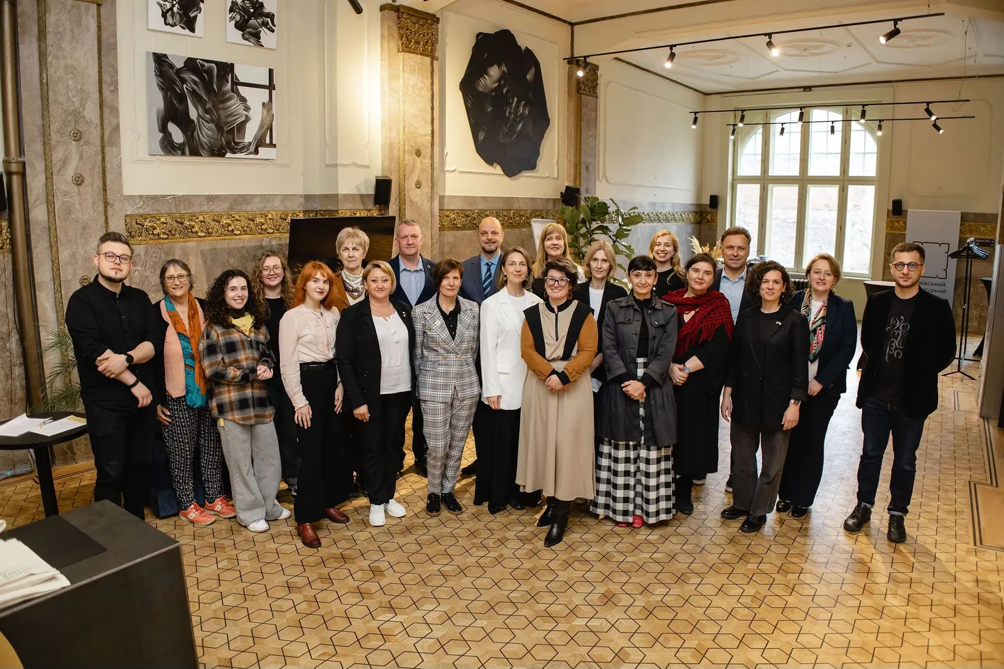 Projektu kopš tā sākuma ir atbalstījusi UNESCO Līdzdalības programma, un tā pamatā ir Baltijas valstu, Gruzijas, Moldovas un Ukrainas muzeju un bibliotēku nevalstisko organizāciju sadarbība.