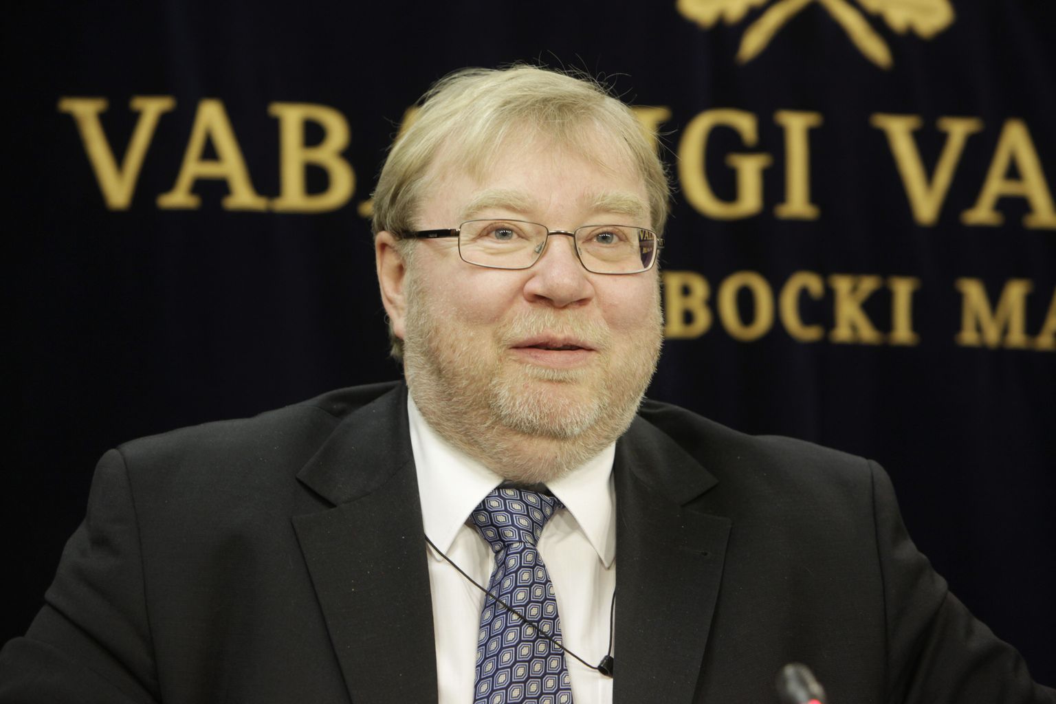 Kaitseminister Mart Laar valitsuse pressikonverentsil.