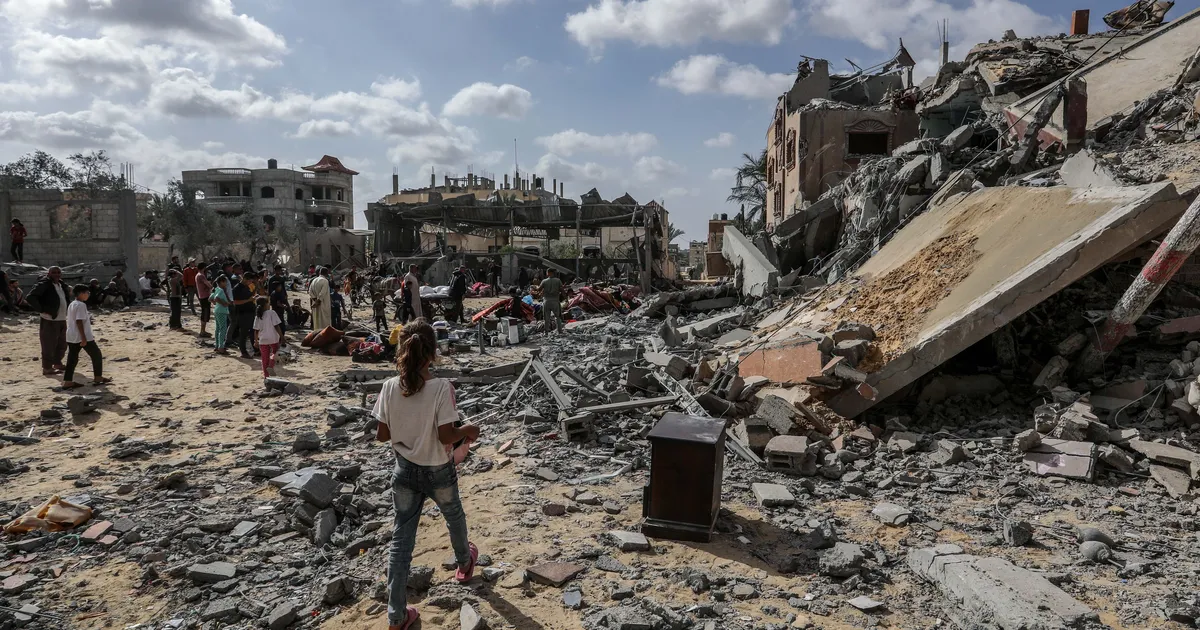 Äärmusrühmituse Hamasi kontrolli alla oleva Gaza sektori meedikute ja esmareageerijate sõnul hukkus pühapäeval Rafah\' lõunaosas Iisraeli õhurünnakutes 16 inime