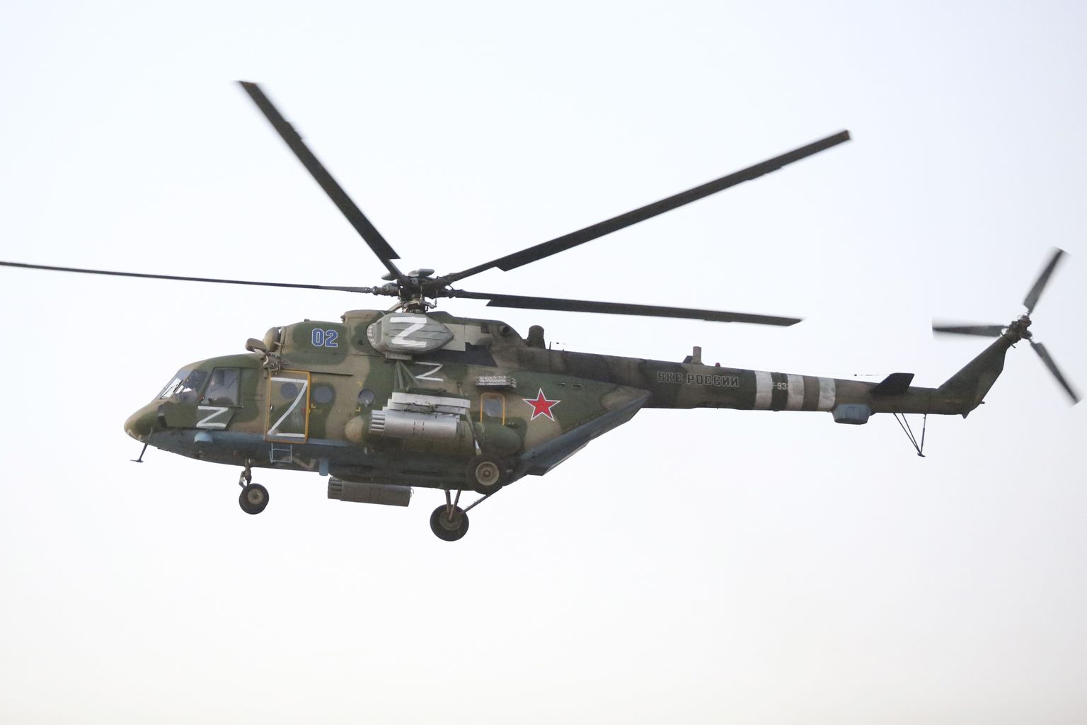 Venemaa helikopter Mi-8 Donetski lähistel lendamas.