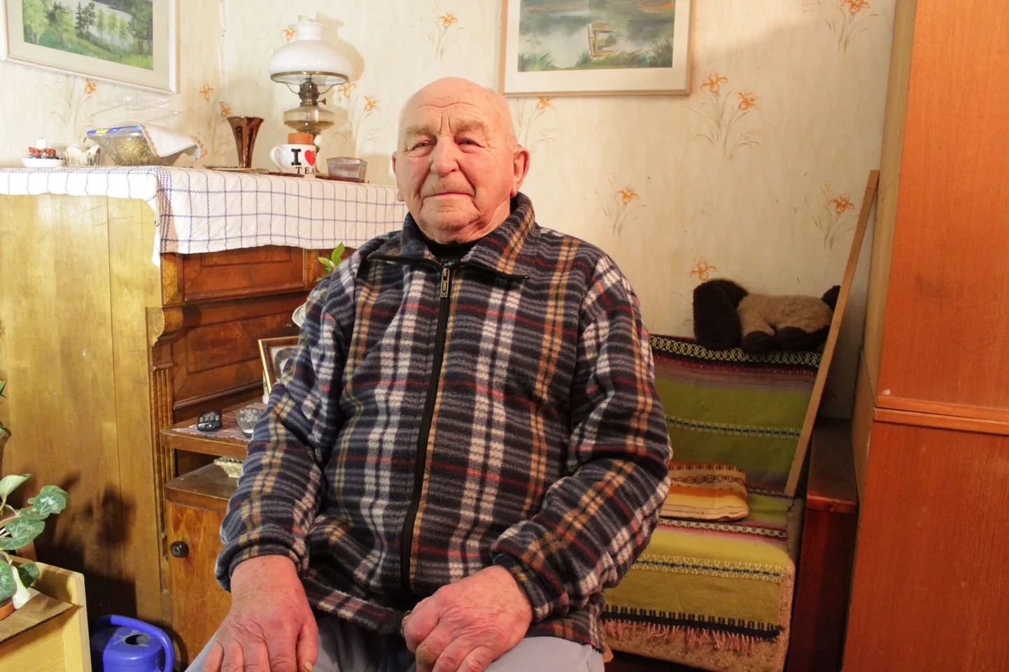 Heino Kängsepa tegususest annab tunnistust juhtum, kuidas ta kord esimese lume saabudes lumevangis istumist ei talunud ja vallavanemale pahase kõne tegi. «Kõigil naabervaldades teed majapidamistel lahti lükatud, Sangastel mitte. Nädal aega möödus, siis mul läks hing täis ja tema hakkab mulle ilukõnesid pidama. Küsisin, et kas lükkate tee lahti, ei või jaa? Samal õhtul tuldi pimedas, lükati majapidamiste juurde teed lahti.»