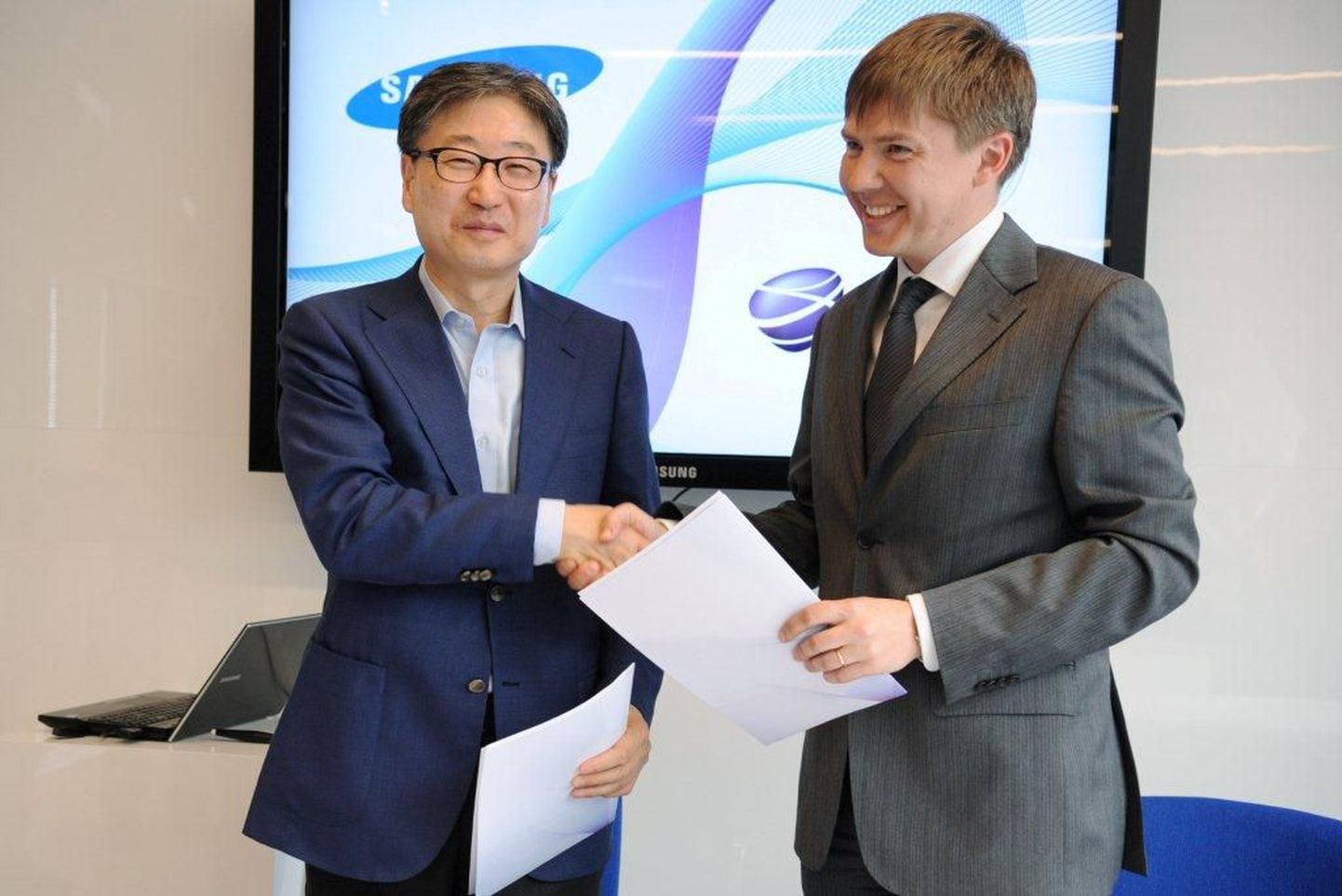 Elioni juht Arti Ots ja Samsungi esindaja Boo-Keun Yoon koostöölepet allkirjastamas.