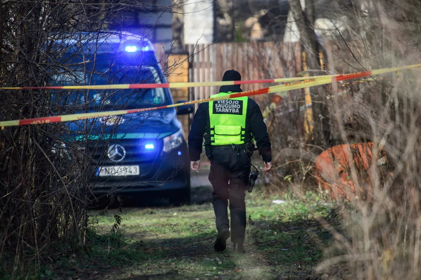 Leedu politseinikud Vilniuses sündmuskoha lähistel.