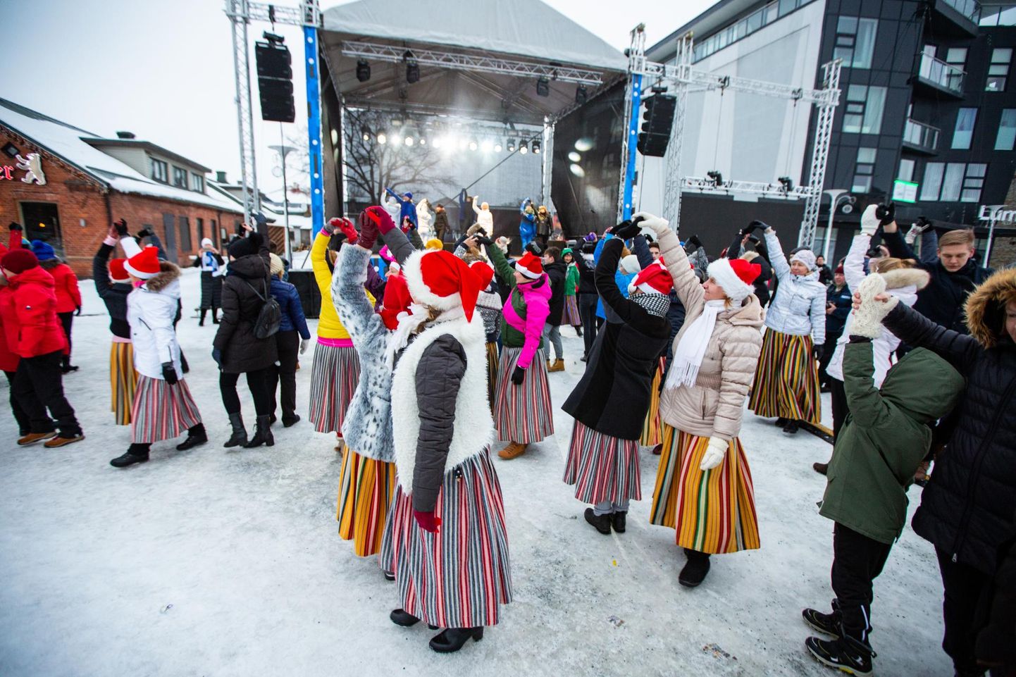 Rakvere Keskväljakul tantsis vana aasta viimasel päeval Eesti auks sadade kaupa rõõmsaid inimesi.