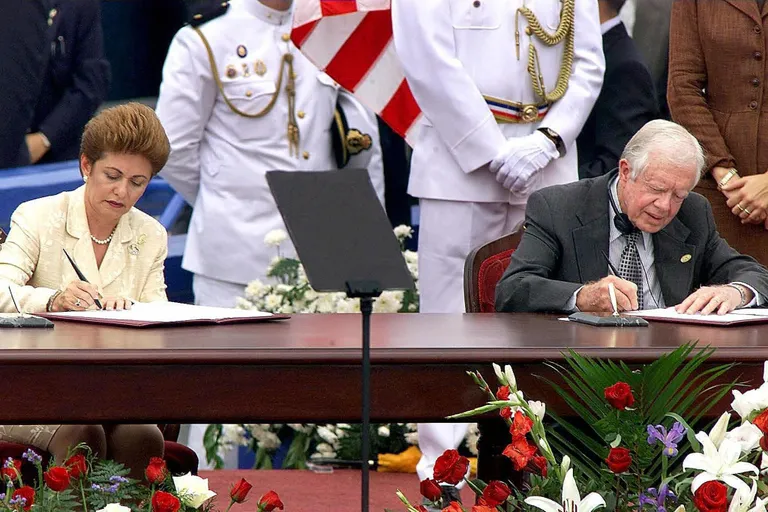 Dokumendi, millega Panama kanal läks 1999 detsembris USA käest Panama kontrolli alla, kirjutasid alla toonane Panama president Mireya Moscoso (vasakul) ja USA ekspresident Jimmy Carter.