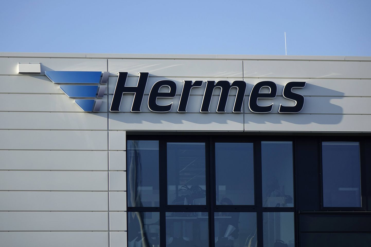 Служба курьерской доставки Hermes экстренно закрыла свой почтовый склад на востоке Германии из-за таинственных смертей сотрудников.