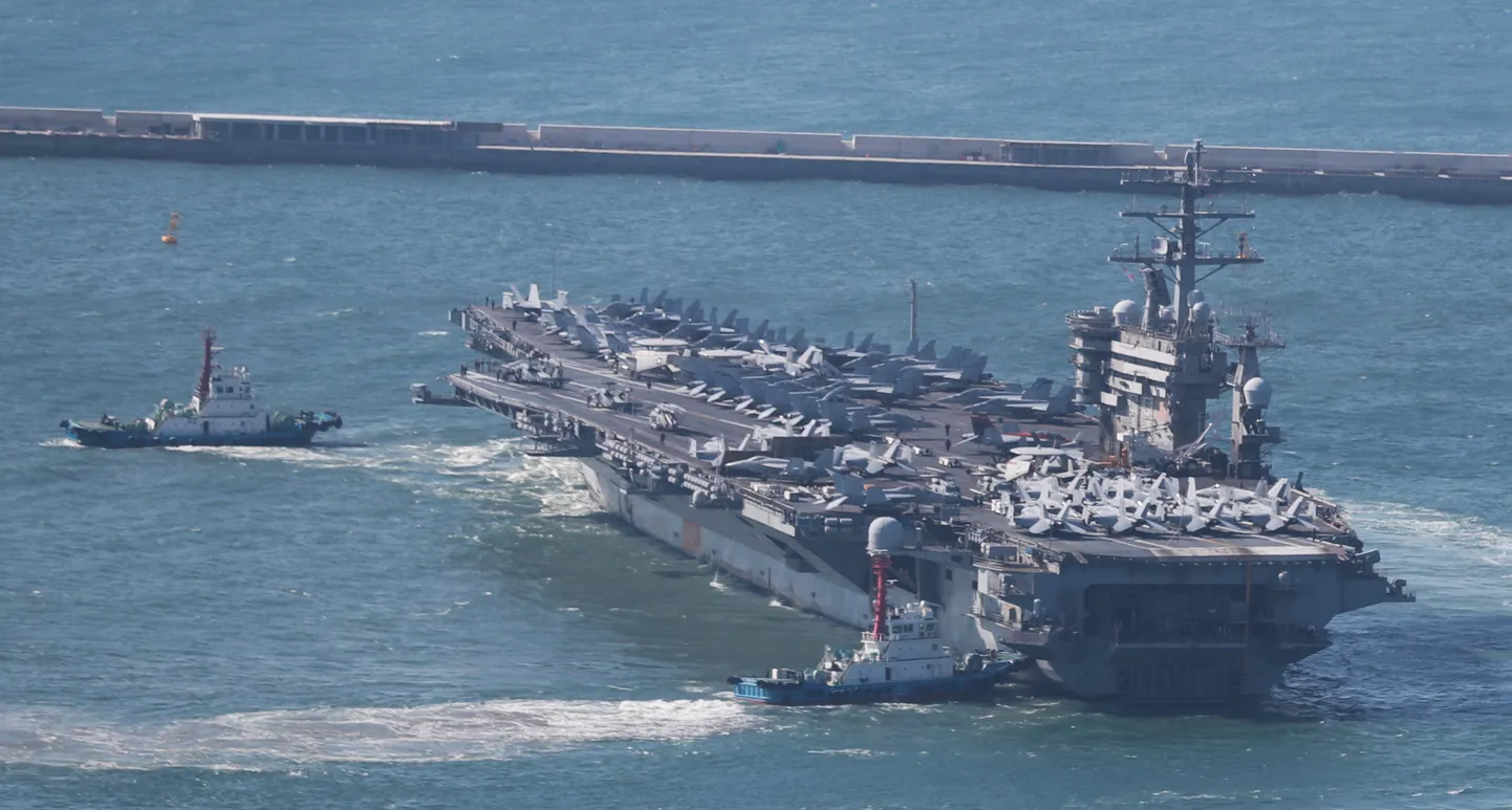 USA lennukikandja USS Nimitz lahkumas 2. aprillil Busani mereväebaasist Lõuna-Koreas.