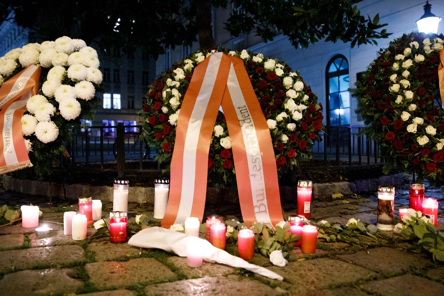 Austria pealinnas Viinis tappis 20-aastane Islamiriigi poolehoidja automaadiga neli inimest.