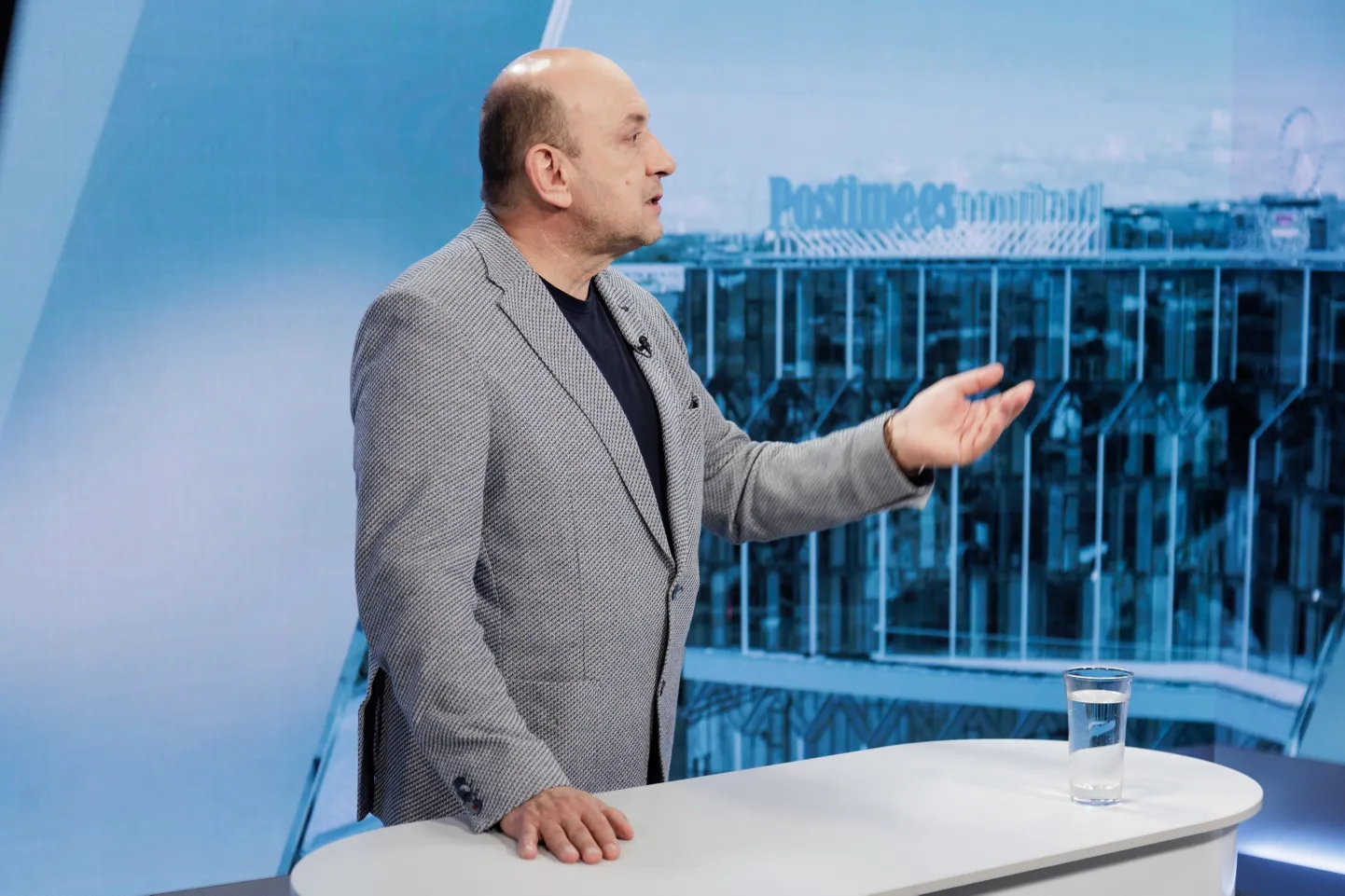 Member of Riigikogu Kalev Stoicescu on the «Otse Postimehest» («Live from Postimees») webcast. Host: Pavel Sobolev.