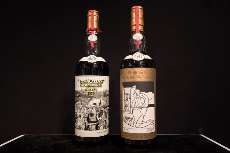 Oksjonil maksti šoti viski Macallan Valerio Adami 1926 (paremal) eest 1,1 miljonit dollarit. Vasakul on sama viski, kuid pudelil on popkunstnik Peter Blake'i silt