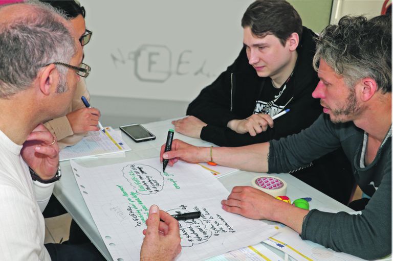Владимир (справа вверху) участвует в молодежном проекте в Нарве.