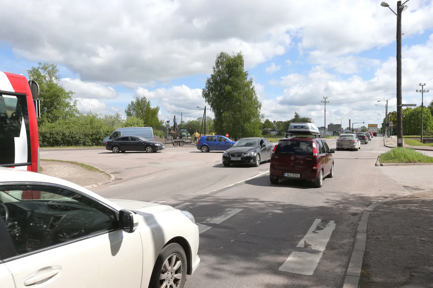 AS Tartu Veevärk alustas paar päeva tagasi Aardla-Soinaste-Raudtee ristmikul torutöid. Kas selles liiklusohtlikus kohas läheb tänavu ka kauaoodatud ringristmiku ehitamiseks, ei ole veel teada.