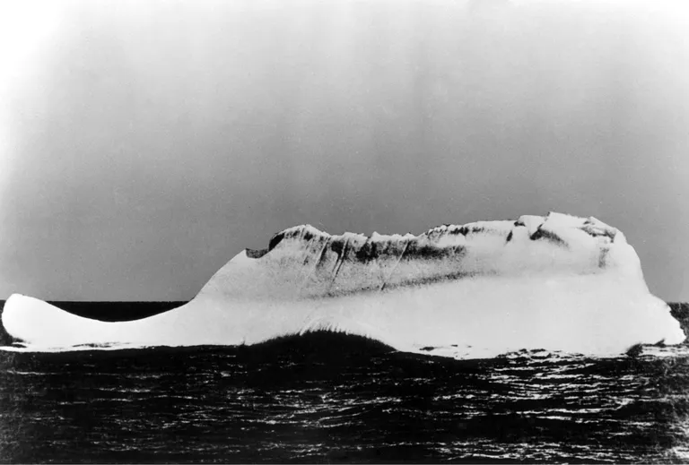 Carpathialt 1912. aastal tehtud foto, millel väidetavalt on jäämägi, mis Titanicule saatuslikuks sai