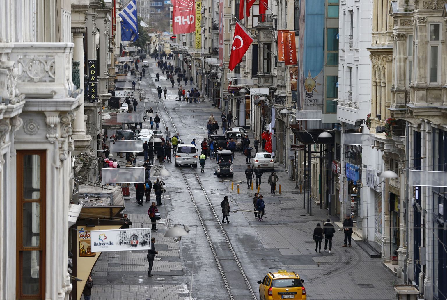 FOTO
Inimesed jalutamas İstiklali tänaval Istanbulis päev pärast 19. märtsi terrorirünnakut.