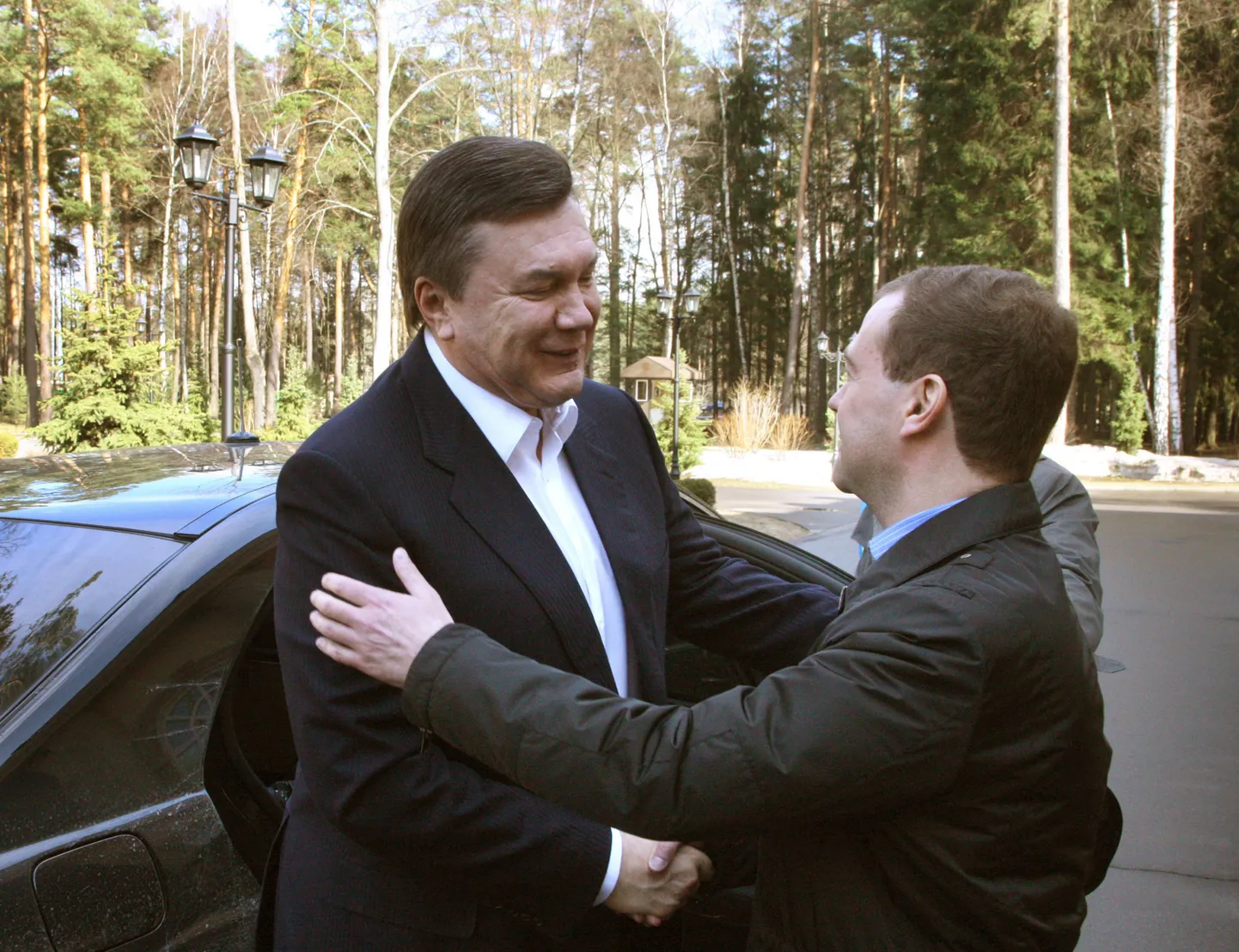 Ukraina president Viktor Janukovitš (vasakul) eile Moskva lähedal Gorkis Vene ametivenna Dmitri Medvedeviga.