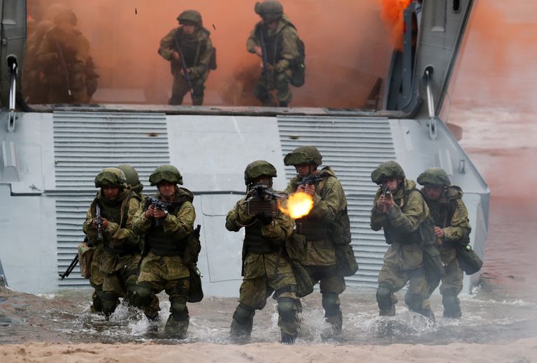Военнослужащие российской армии десантируются на остров Гогланд в рамках морских десантных учений ВС РФ в Финском заливе, 26 августа 2020 года.