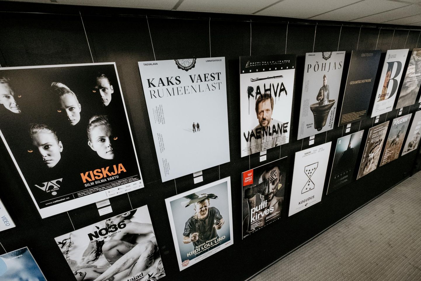 Plakatid on visiitkaardid, mille kaudu Eesti teatrid loovad omale visuaalse identiteedi.