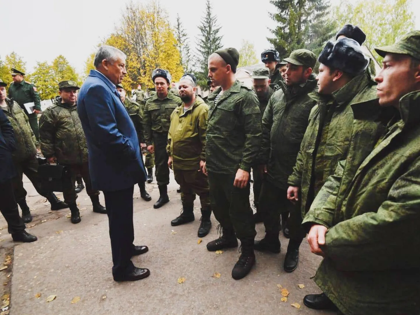Leningradi oblasti kuberner Drozdenko kohtumas Venemaa sõjakurjategijatega, kes on suutnud naasta Ukraina sõjast. Ametnik räägib neile uuest tööst Eesti ja Soome piiril. Juuni 2025.