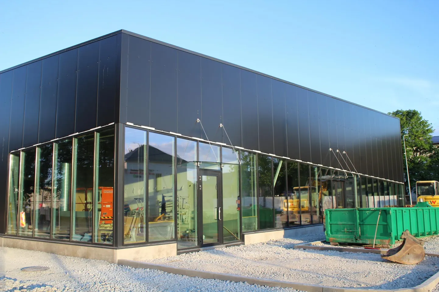 Valmiv ärihoone Tapal aadressil Pikk 3, kus augustis avatakse Hesburgeri restoran.
