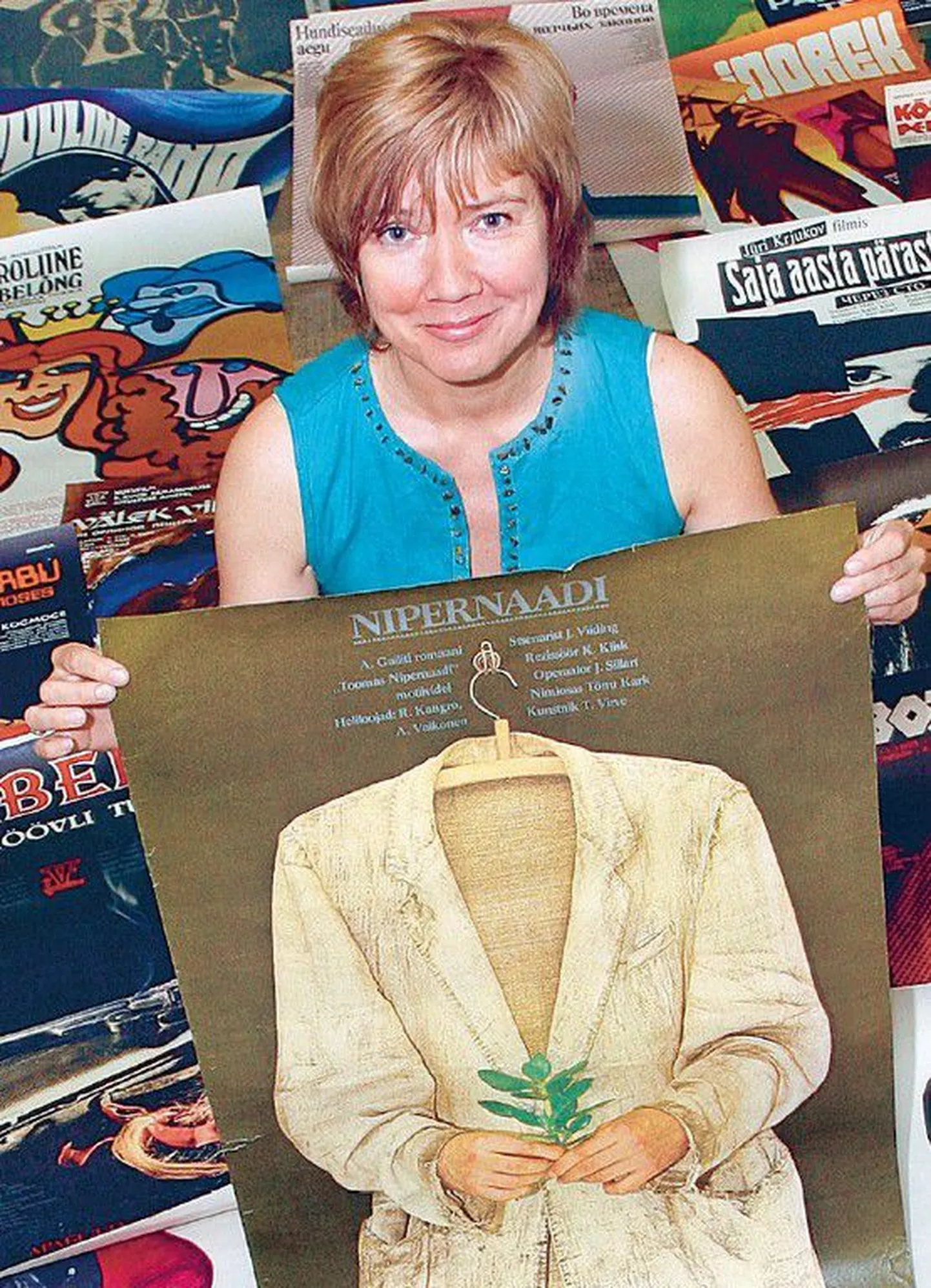 Annika Koppel näitab filmimuuseumis talletatavaid filmiplakateid.