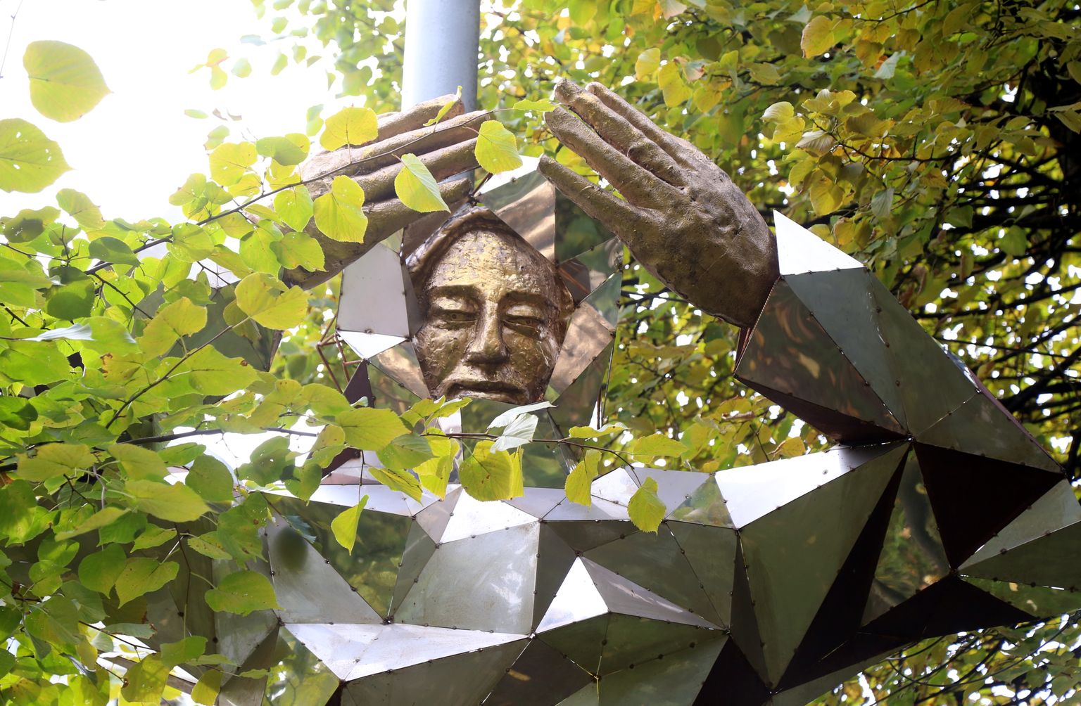 Latvijas Mākslas akadēmijas studenta Andreja Ratkēviča veidotais tēlniecības vides objekts "Saules pielūdzēji" laikmetīgās mākslas izstādē Brīvības alejā.