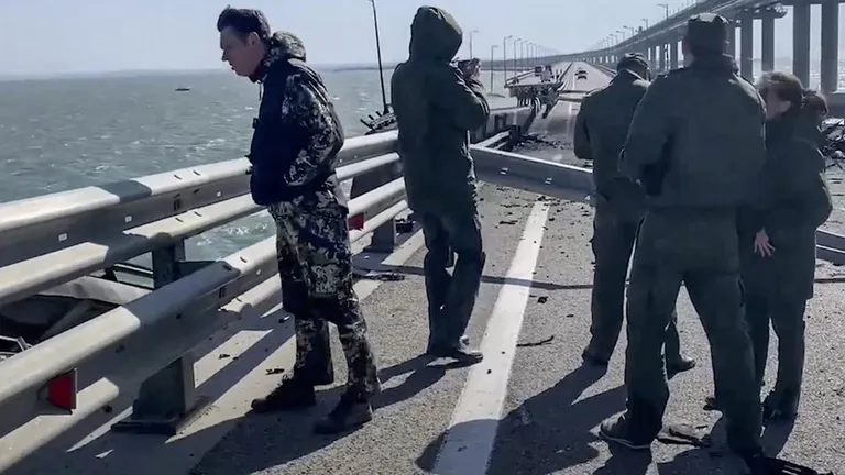 Сотрудники российских силовых органов на месте взрыва
