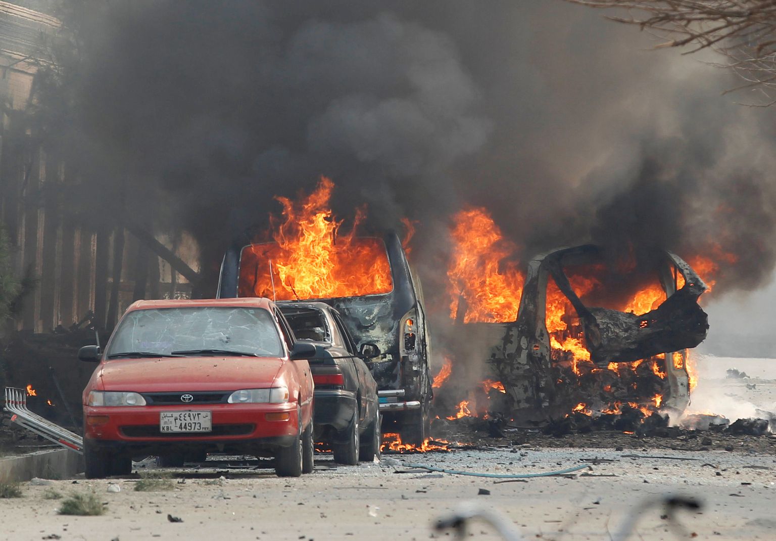 Põlevad sõidukid Jalalabadis pärast rünnakut.