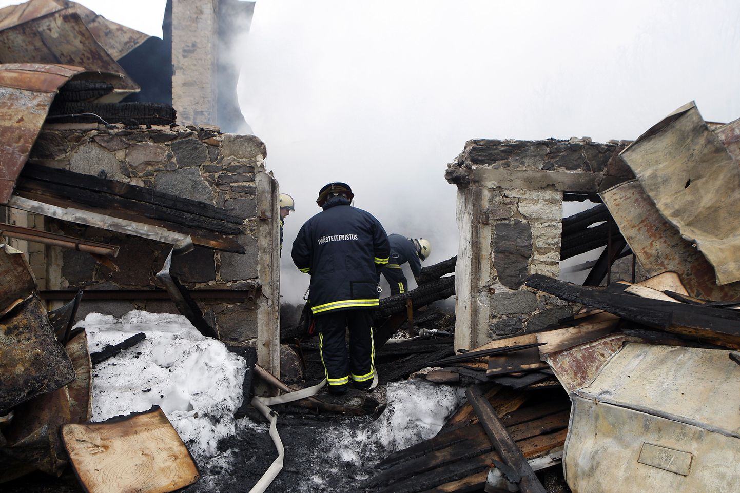 Päästjad tegid pühapäeva pärastlõunal Soodevahe külas põlenud talu abihoone juures järelkustutustöid.