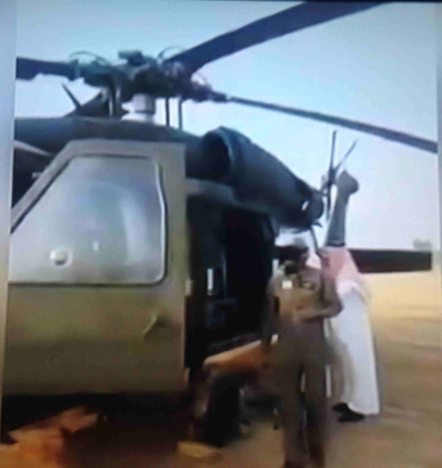 Kaader videost, kus prints Mansour bin Moqreni astub Jeemeni piiri lähedal alla kukkunud helikopterisse.