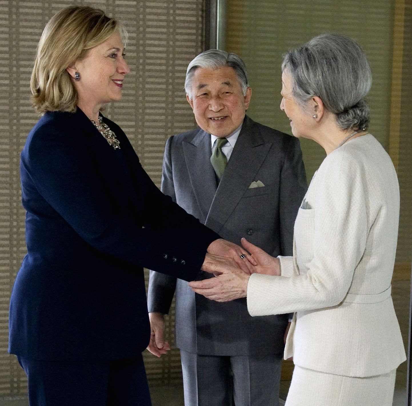 Hillary Clinton (vasakul) tervitamas Jaapani keisrinnat Michikot. Taga seisab Jaapani keiser Akihito.
