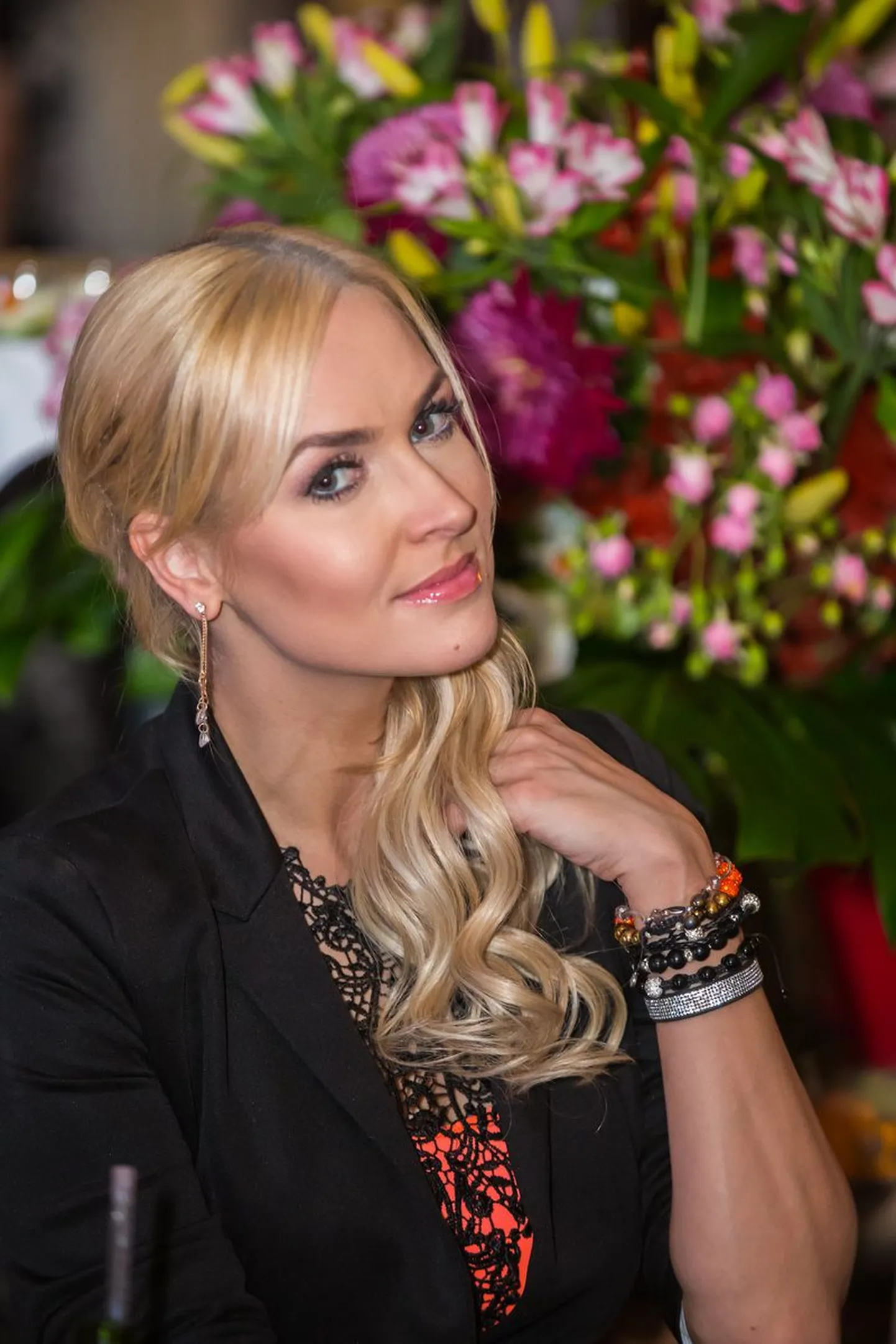 Ajakirjalt Kroonika ilmus PIN-UP-stiilis 2015. aasta staarikalender. Sel puhul peeti pidu Mannala Roosas. Laura Kõrgemäe