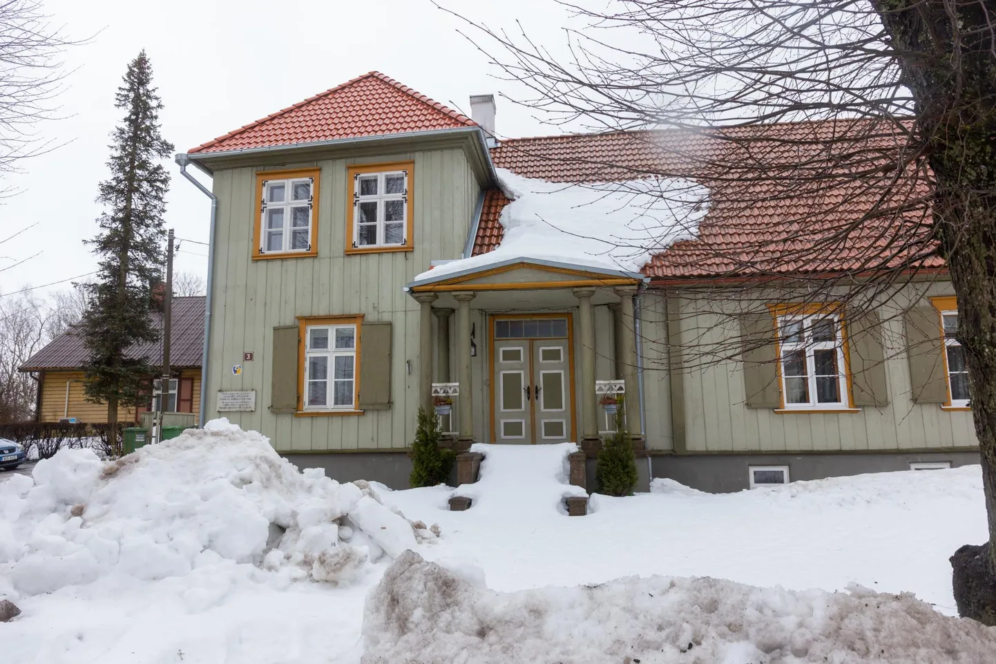 Selles hoones elas ja töötas aastatel 1862–1924 kirjanik, koolmeister ja Eesti Kirjameeste Seltsi liige Friedrich Karl Johann Kuhlbars. Peagi avatakse sellel majal Eesti Kirjameeste Seltsi infotahvel.