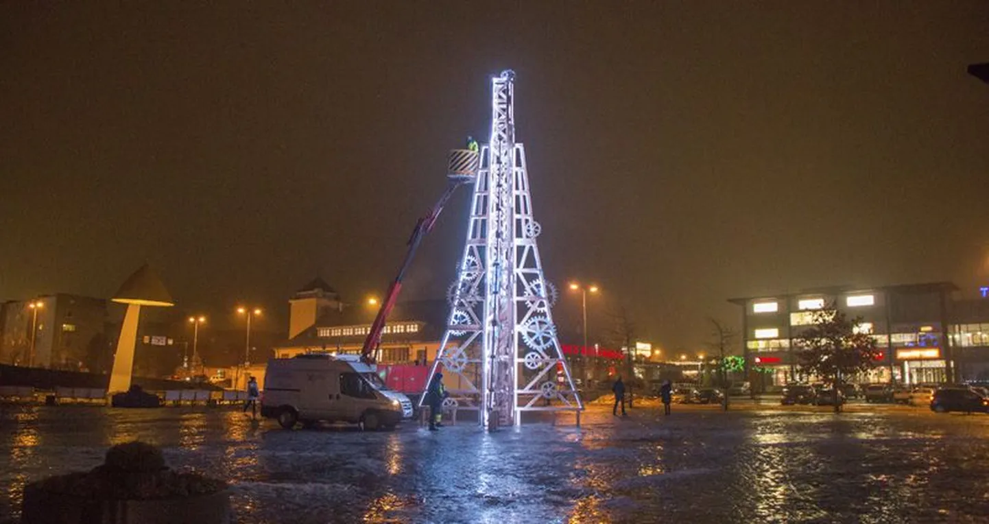 Hammasratastega jõuluinstallatsioon.